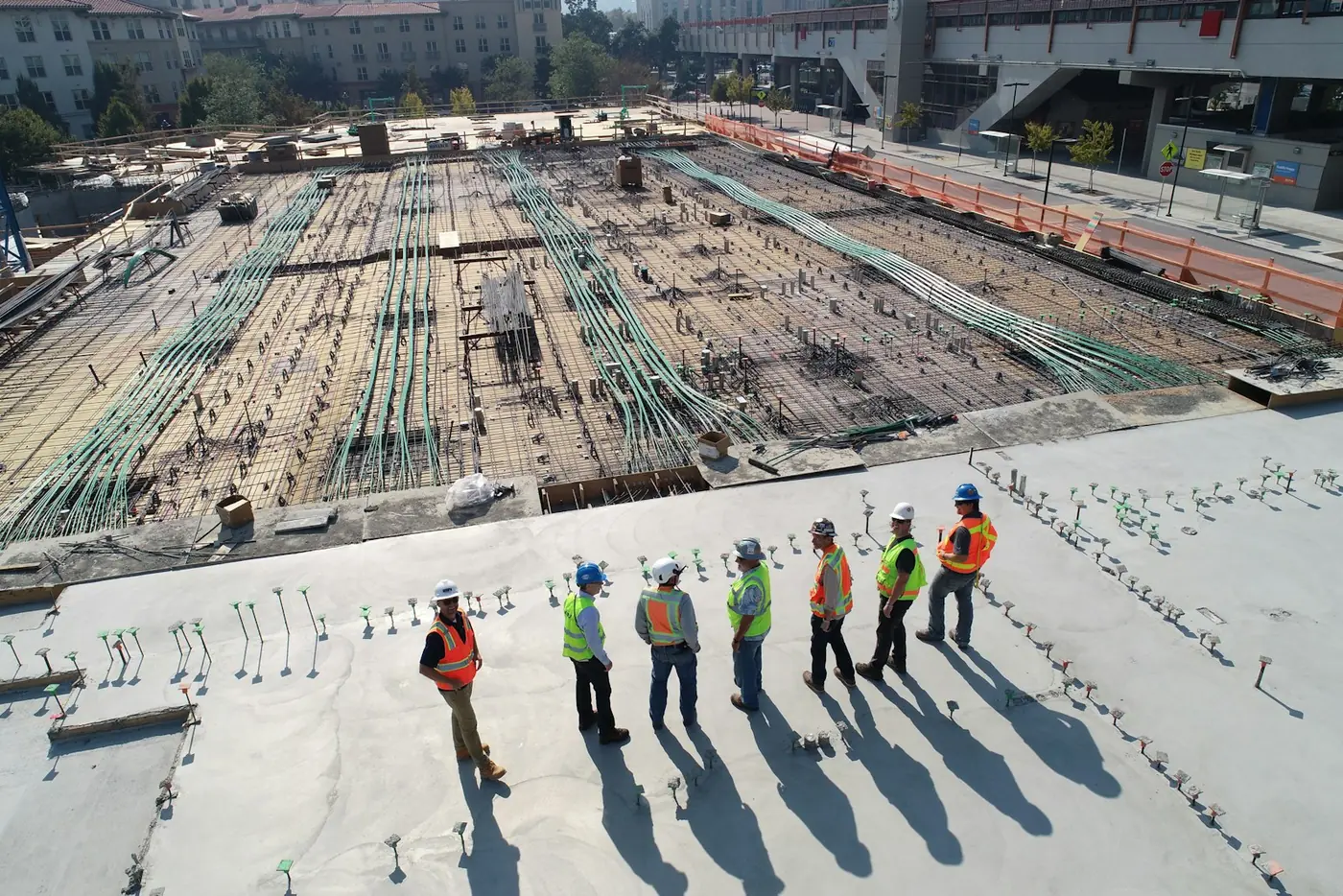 Chantier de structure béton : fondations, poteaux et planchers