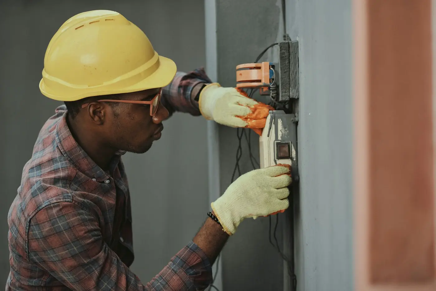 Électricien intervenant sur une installation