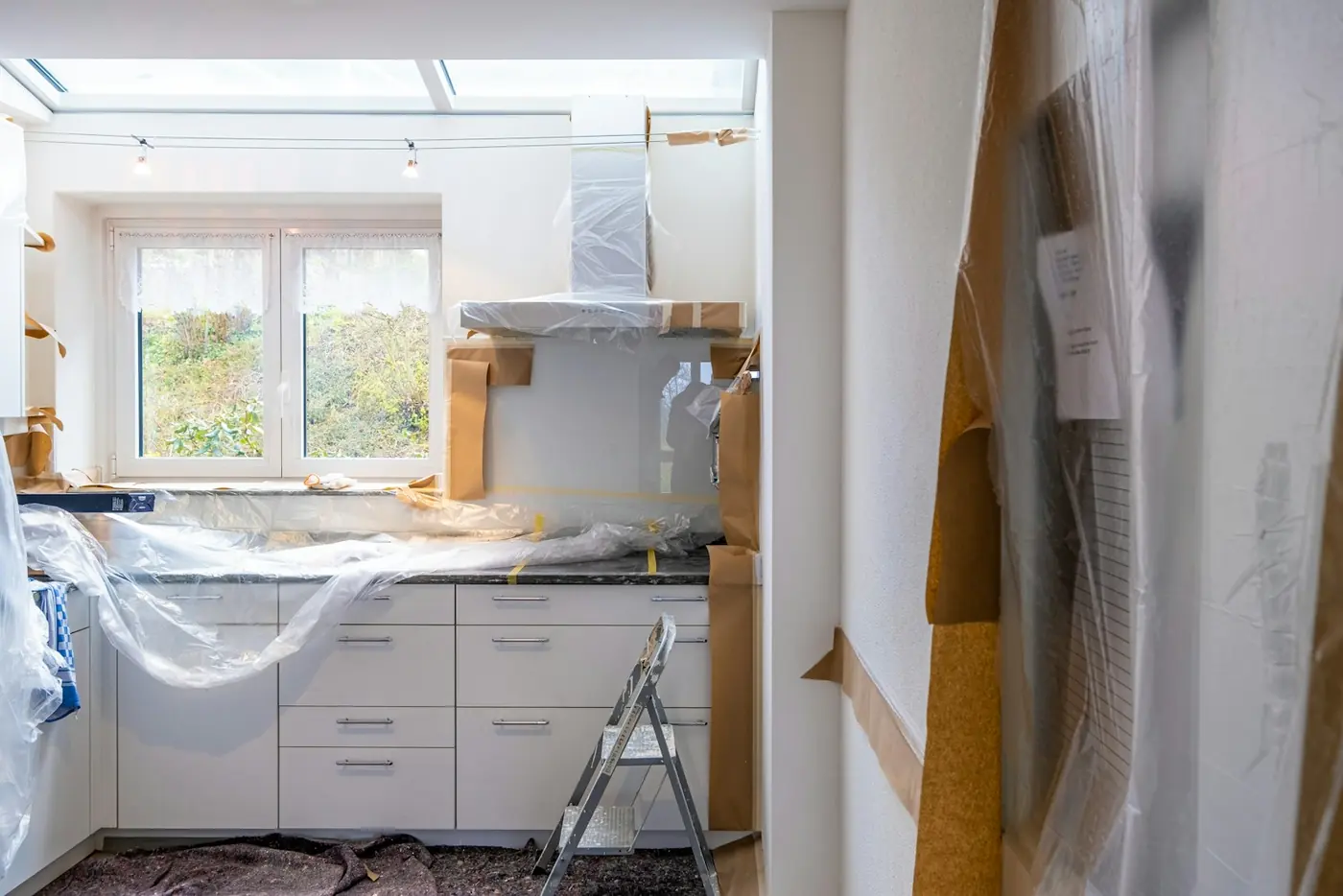 Cuisine de villa en cours de rénovation, mobilier protégé et finitions en préparation